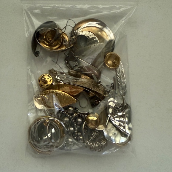 Lot of Jewelry, Vintage Earrings and Necklaces - Picture 3 of 6